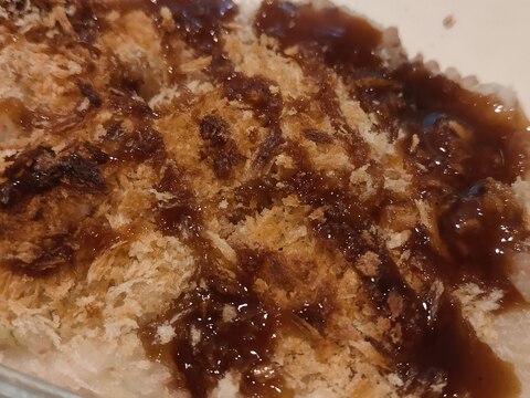 スプーンですくうコロッケ